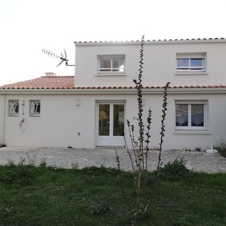 Ferienhaus House Spacieuse Et Lumineuse Proche De Tout Avec Un Exterieur Plaisant Pour Des Moments De Detente. 1