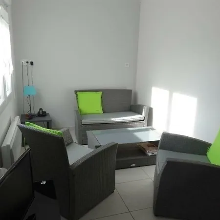 House Spacieuse Et Lumineuse Proche De Tout Avec Un Exterieur Plaisant Pour Des Moments De Detente. 1 Ferienhaus